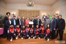 法国巴涅市市长阿米娅布尔与越南国家空手道代表团合影。