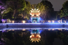 河内文庙-国子监夜间景色。