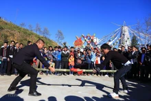民间游戏在番西邦传奇缆车旅游区举行。（图片来源：越通社）
