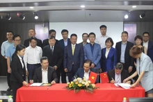 河内配套产业企业协会与N&G集团股份公司和中国上海市企业代表团签署了合作协议。（图片来源：新河内报）