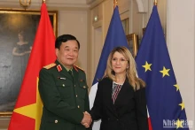 越南国防部副部长黄春战上将会见法国政府负责老兵事务的国务秘书Patricia Miralles女士。