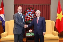 越南祖国阵线中央委员会主席杜文战会见古巴保卫革命委员会主席赫拉尔多·埃尔南德斯。