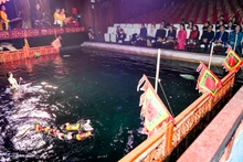 越南国家主席夫人和德国总统夫人一起观看水上木偶戏。