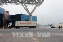 在北仑河二桥口岸的出口货车。（图片来源：越通社）
