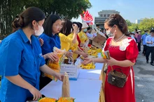 向参观胡志明主席陵墓的游客赠送礼物。