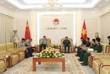 越南国防部副部长黄春战上将会见中国驻越国防武官潘涛大校。