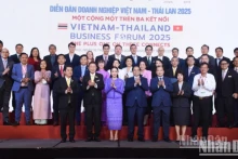 越南政府总理范明正与泰国总理佩通坦同各位代表合影。（陈海 摄）