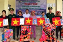 向边境地区人民赠送数千面国旗与胡志明主席画像。