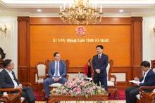 越南欧盟商会主席加博尔·弗鲁特与河南省人民委员会主席张国辉。（图片来源：河南报）