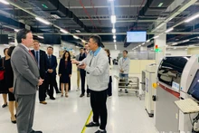 马克·埃文斯·纳珀大使参观部分工业园区。