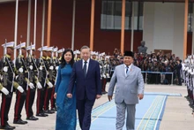 印尼总统、大印尼运动党主席普拉博沃·苏比延多亲自前往机场送行苏林和夫人。（图片来源：越通社）