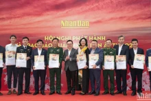 《人民报》社总编辑黎国明和部分单位代表向各单位代表赠送春节特刊。