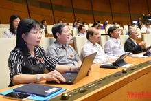 国会在会堂讨论《价格法修正案（草案）》。