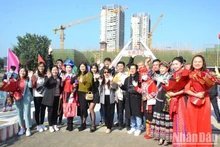 双方军民在因新冠肺炎疫情而关闭边境近 3 年后开始恢复会面交流活动。