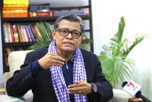 柬埔寨Panasastra大学历史学教授松博·马纳拉接受越通社记者采访。