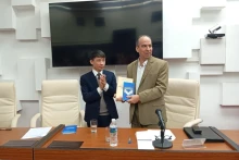 越共中央总书记阮富仲的《社会主义和越南走向社会主义道路的理论与实践若干问题》图书推介会。（图片来源：越通社）