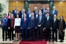 苏林总书记与专家、科学家代表合影。（图片来源：登科 摄）