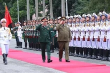 梁强大将和维克多·罗霍·拉莫斯中将检阅越南人民军仪仗队。（图片来源：越通社）