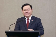 越南国会主席王廷惠在论坛上发表讲话。