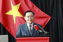 越南国会主席王廷惠在论坛上发言。（图片来源：越通社）