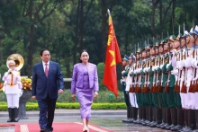 越南政府总理范明正与泰王国总理佩通坦·钦那瓦出席检阅仪仗队。