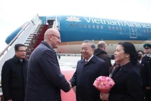 俄罗斯联邦副总理德米特里·切尔内申科来到机场为苏林总书记一行送行。（图片来源：越通社）