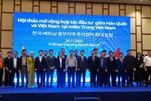 各位代表在研讨会上合影。