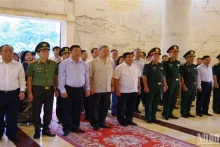 越南国家主席苏林一行在北坡特别国家遗址纪念碑进香。