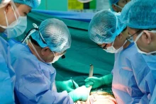 胡志明市200多名医务人员在春节临近仍熬夜进行器官移植手术 拯救病人生命。