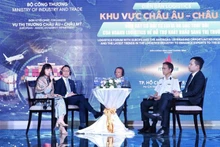 专家们在论坛上分享物流业信息。