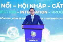 越南政府总理范明正在会上发表讲话。