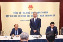越共中央总书记、国家主席苏林会见越南驻美大使馆工作人员。（图片来源：越通社）