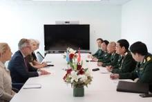越南国防部长潘文江会见联合国负责维和事务副秘书长让-皮埃尔·拉克鲁瓦。（图片来源：越通社）