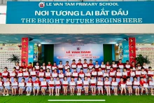 黎文八小学表彰在 2023-2024 学年考试中获得高奖的学生。