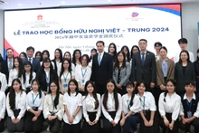 何炜大使出席2024年越中友谊奖学金颁奖仪式。（图源：中国驻越南使馆）