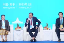 越南谅山市人民委员会主席阮文幸在对话上发言。