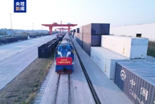 附图：2025年1月15日，今年中国广西开行的首趟中越年货班列。（图源：中国央视新闻）