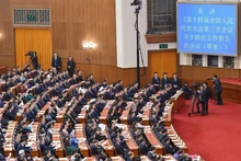 中国十四届全国人大三次会议表决通过关于政府工作报告的决议。（图源：新华社）