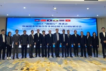 与会代表合影留念。（杜有兴 摄）