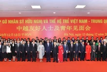 阮富仲总书记和习近平总书记一起出席越中友好人士及青年见面会。