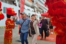 附图：越南广宁省迎来2024甲辰龙年首批中国游客。（图源：越南人民报网）