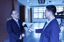 中国人民大学国际关系学院副院长金灿荣教授接受采访。（图片来源：越通社）