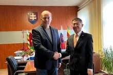 越南驻斯洛伐克大使阮俊和Horne Saliby镇镇长帕沃尔·多博西合影。（图片来源：越通社）