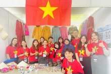 在活动上展示的越南传统服装和纪念品。（图片来源：越通社）