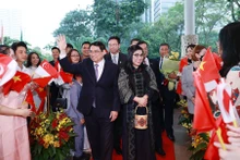 旅居新加坡越南人欢迎范明正总理及其夫人一行。（图片来源：VGP）