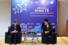 胡志明市人民委员会副主席杨玉海会见葡萄牙波尔图市副市长里卡多·瓦伦特。（图片来源：越通社）