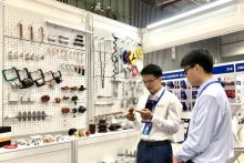 今年两场展会共设近500间展位，吸引来自各国的300多家一流品牌企业参展。（图片来源：越通社）