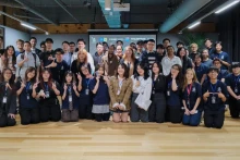 参加计算机科学和软件工程招聘会的大学生和演讲者。（图片来源：越通社）