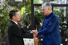 古巴共产党中央委员会第一书记、古巴国家主席米格尔·迪亚斯·卡内尔·贝穆德斯会见越南驻古巴大使黎青松。（图片来源：越通社）