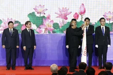 越南国家主席阮春福向THACO授予一等劳动勋章。